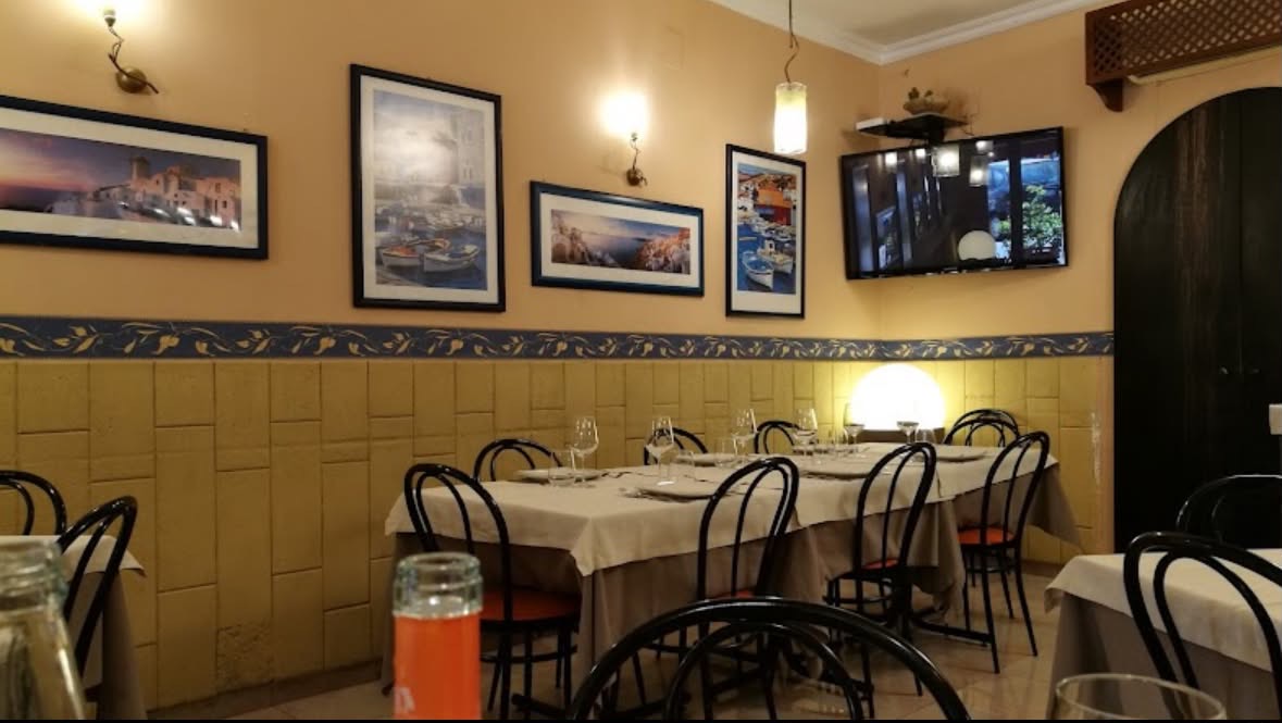La sala storica del ristorante con i quadri della Sicilia