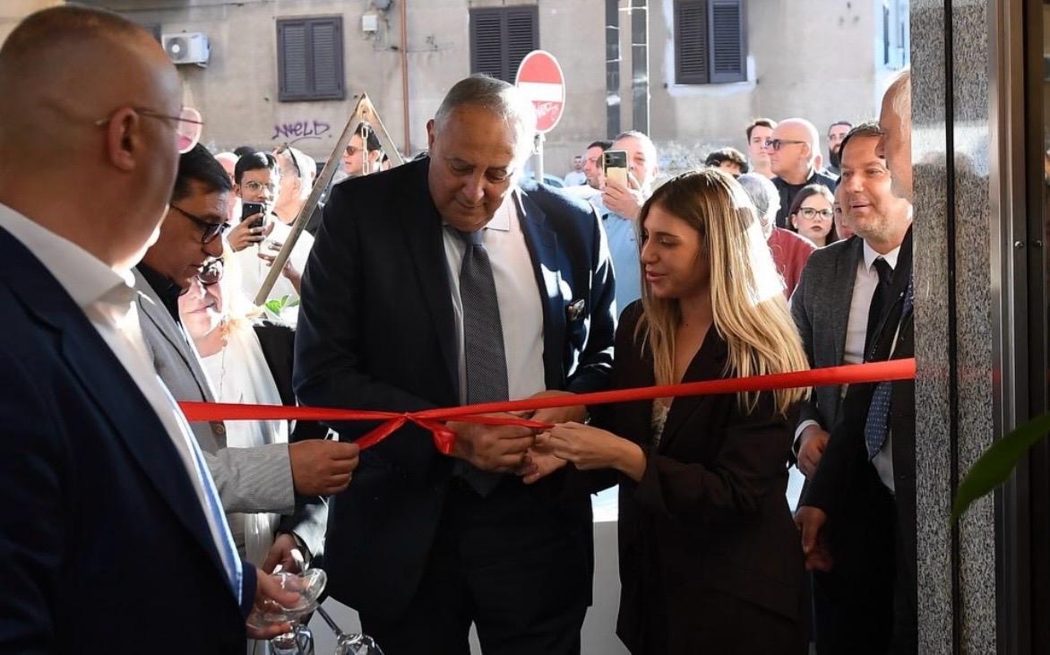 Taglio del nastro alla riapertura di Stuzzicherie di Mare