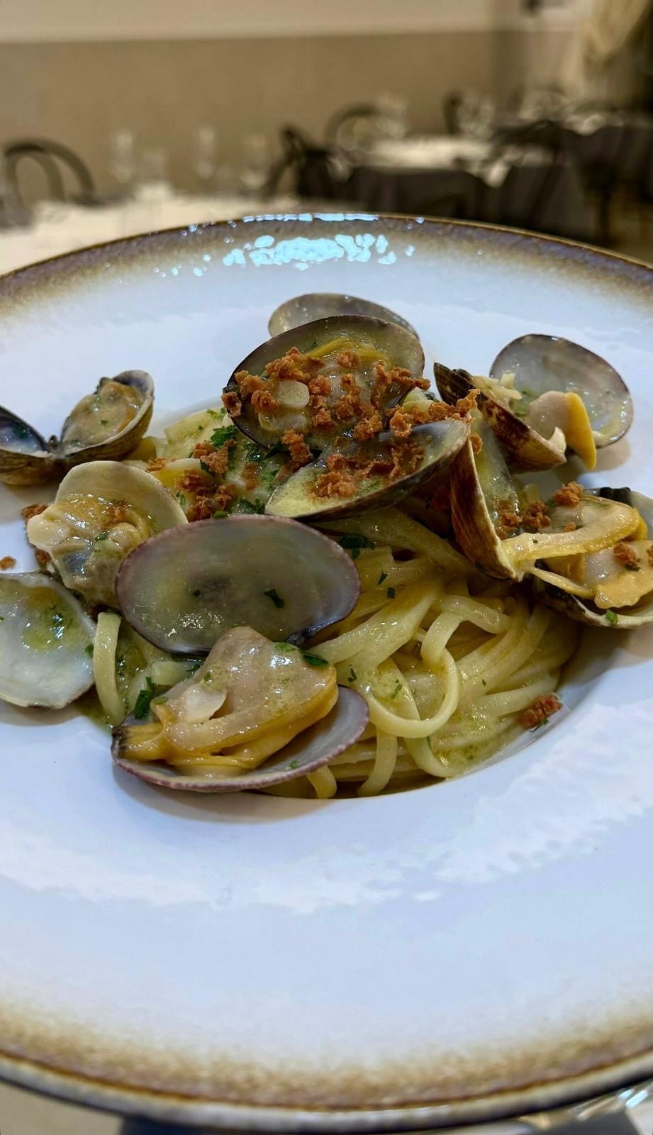Linguine alle vongole veraci con muddica atturrata