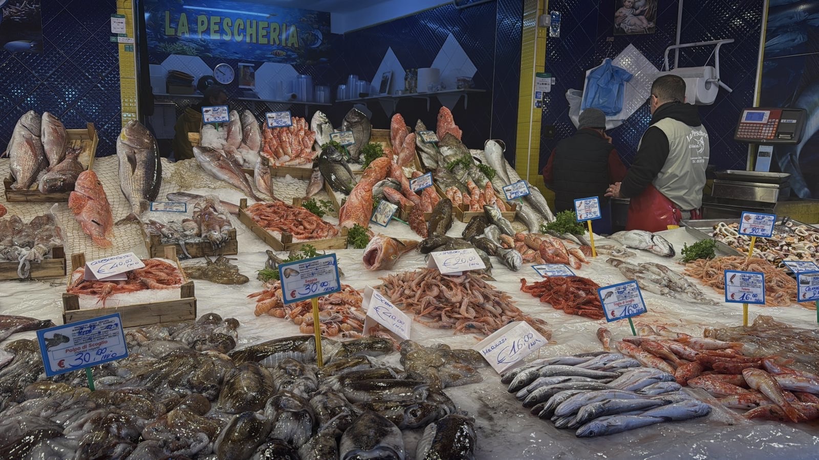 Il banco de La Pescheria con il pescato del giorno