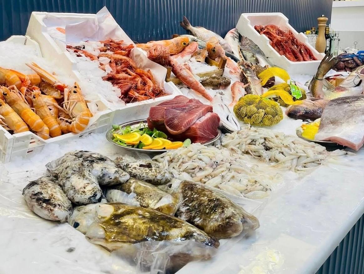 Esposizione di pesce fresco siciliano su ghiaccio